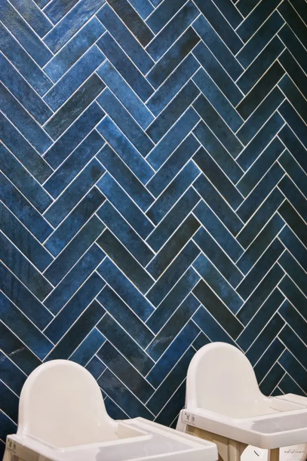 딥블루 헤링본 타일이 돋보이는 모던 차이니즈